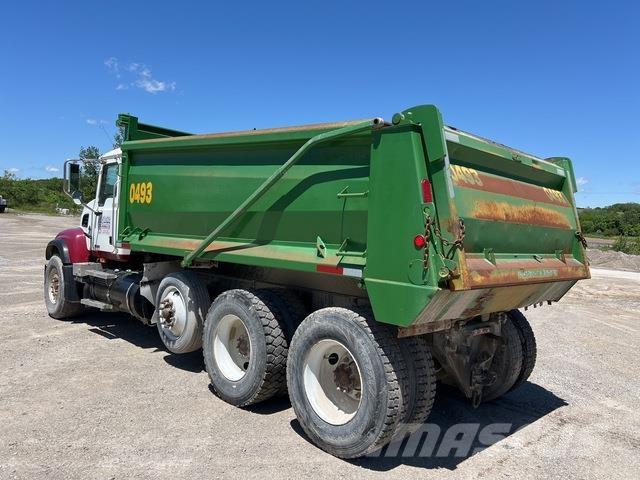 Mack CV713 Kiperi kamioni