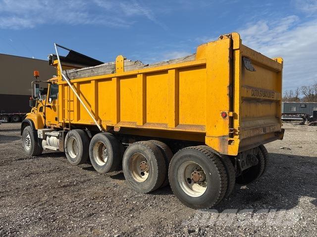 Mack CV713 Kiperi kamioni