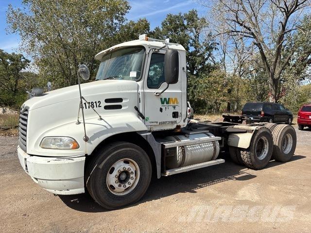Mack CXN613 Tegljači