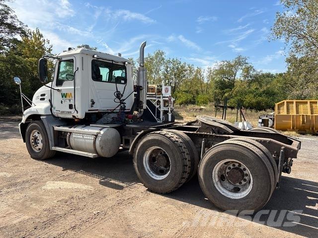 Mack CXN613 Tegljači