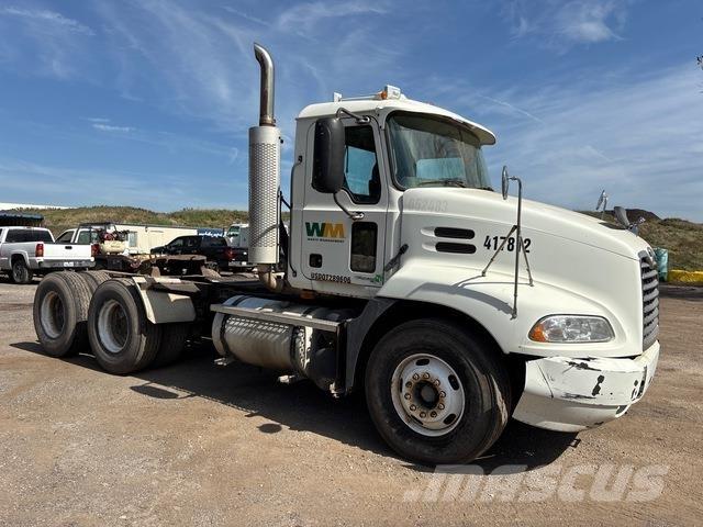Mack CXN613 Tegljači