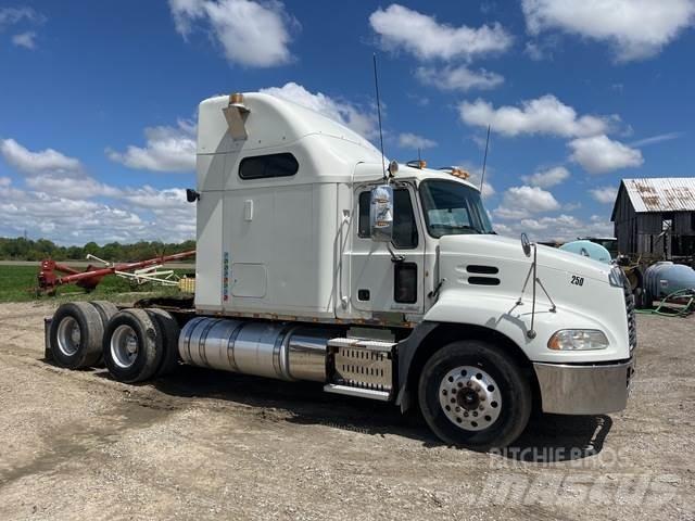 Mack CXU600 Tegljači
