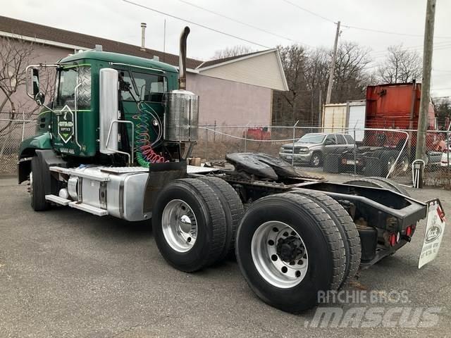 Mack CXU613 Tegljači