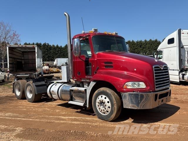 Mack CXU613 Tegljači