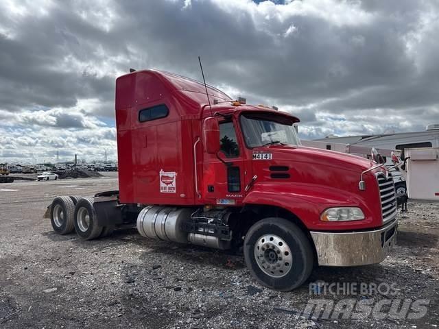 Mack CXU613 Tegljači