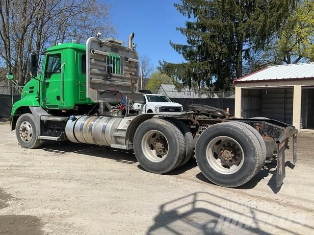 Mack CXU613 Tegljači