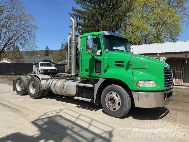 Mack CXU613 Tegljači