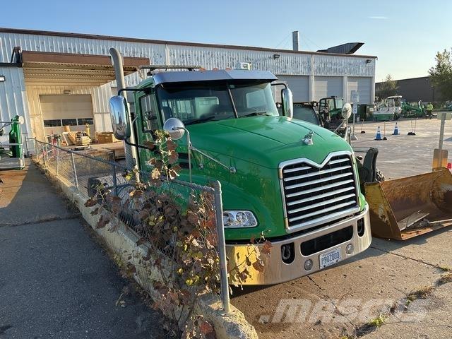 Mack CXU613 Tegljači