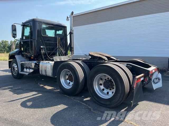 Mack CXU613 Tegljači