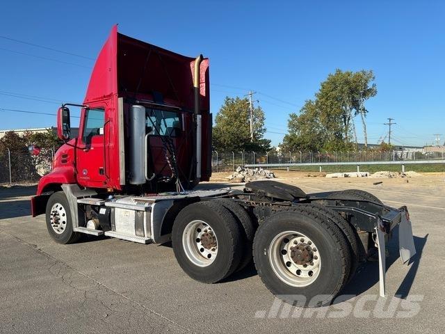 Mack CXU613 Tegljači
