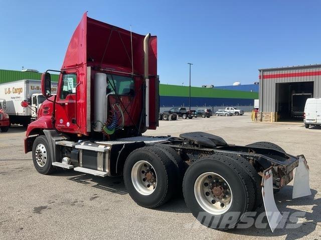 Mack CXU613 Tegljači