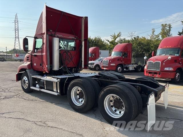 Mack CXU613 Tegljači