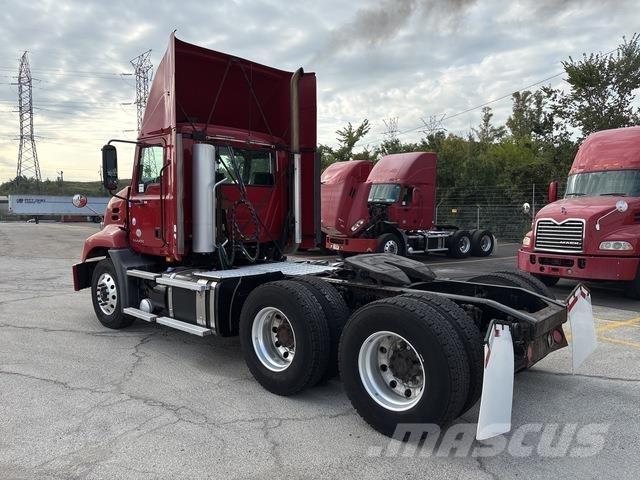Mack CXU613 Tegljači