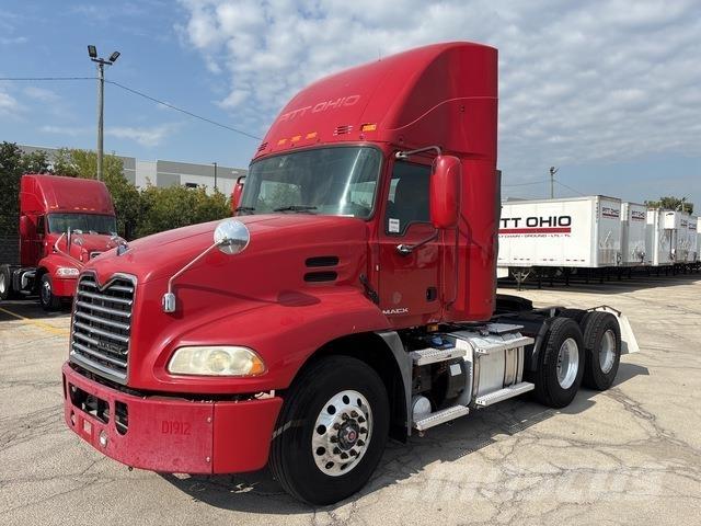 Mack CXU613 Tegljači