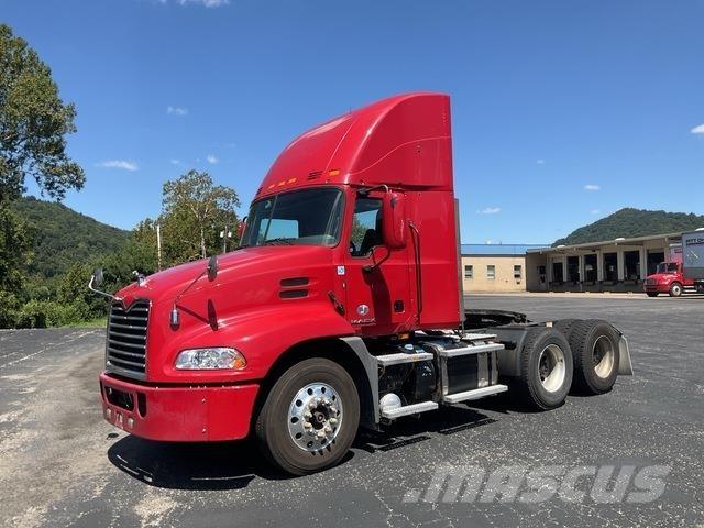 Mack CXU613 Tegljači