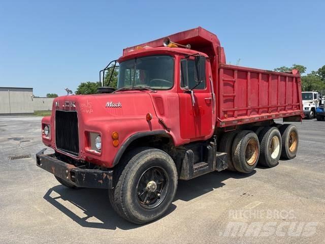Mack DM685 Kiperi kamioni