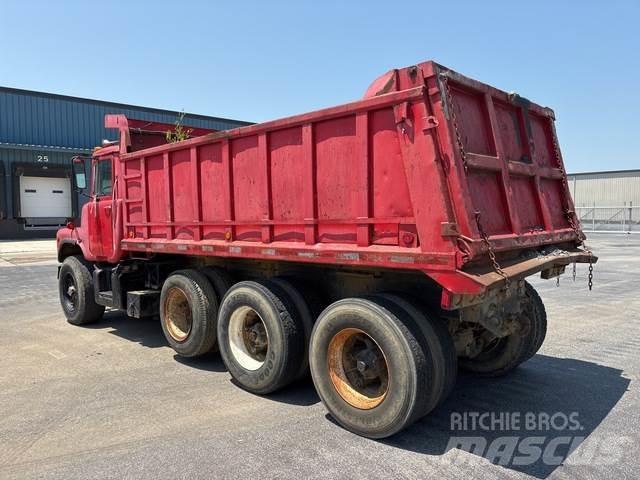 Mack DM685 Kiperi kamioni