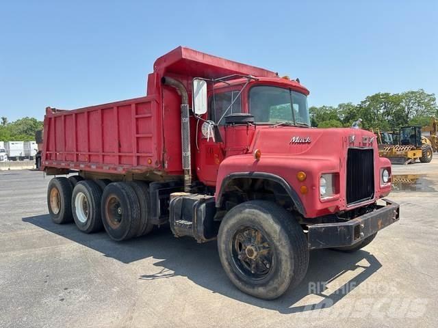 Mack DM685 Kiperi kamioni