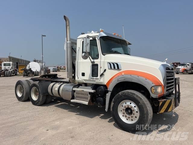 Mack GU713 Tegljači