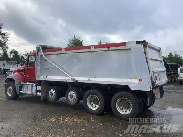 Mack GU713 Kiperi kamioni