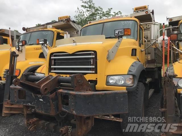 Mack GU713 Kiperi kamioni