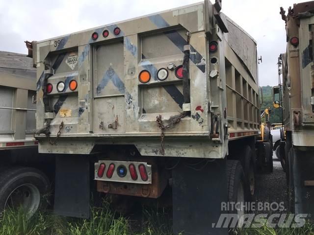 Mack GU713 Kiperi kamioni