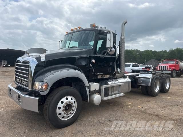 Mack GU713 Tegljači