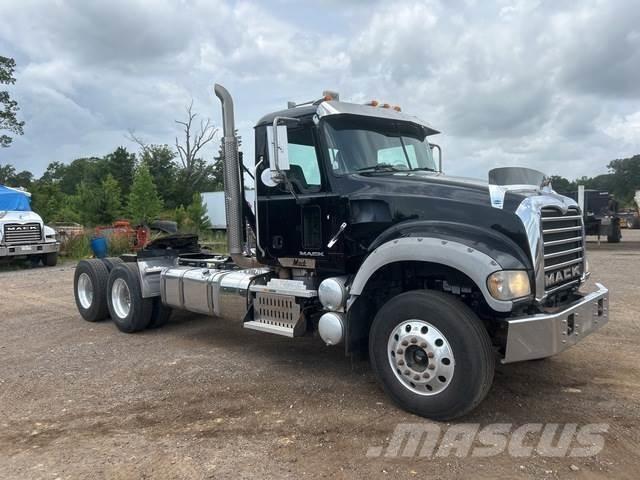Mack GU713 Tegljači
