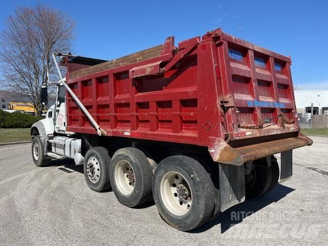 Mack GU714 Kiperi kamioni
