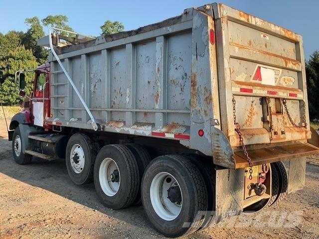 Mack GU813 Kiperi kamioni