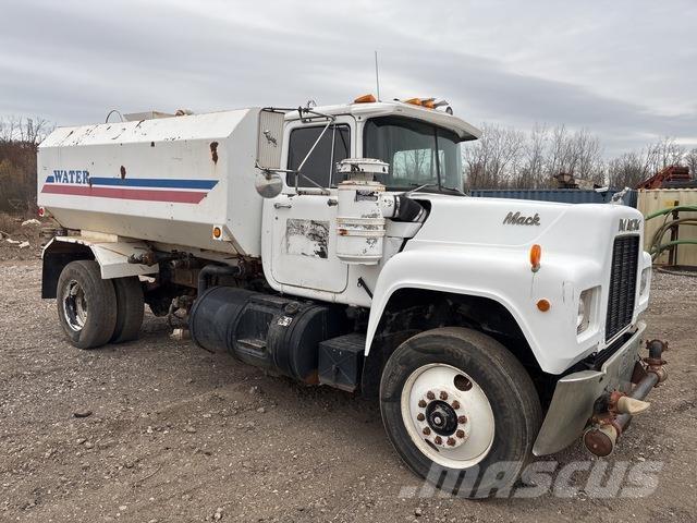 Mack R690T Kamioni za vodu