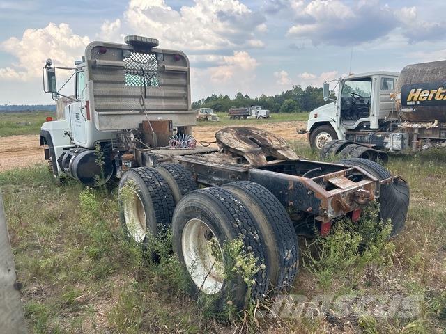 Mack RD688S Tegljači