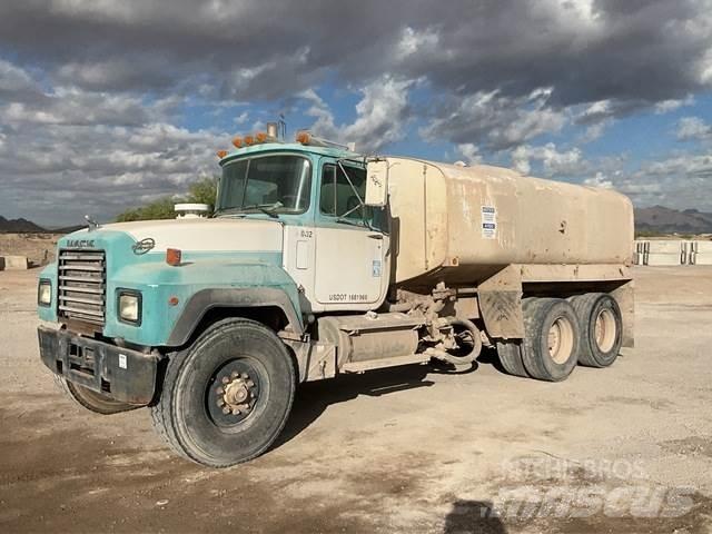 Mack RD690S Kamioni za vodu