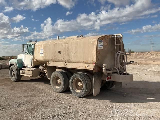 Mack RD690S Kamioni za vodu