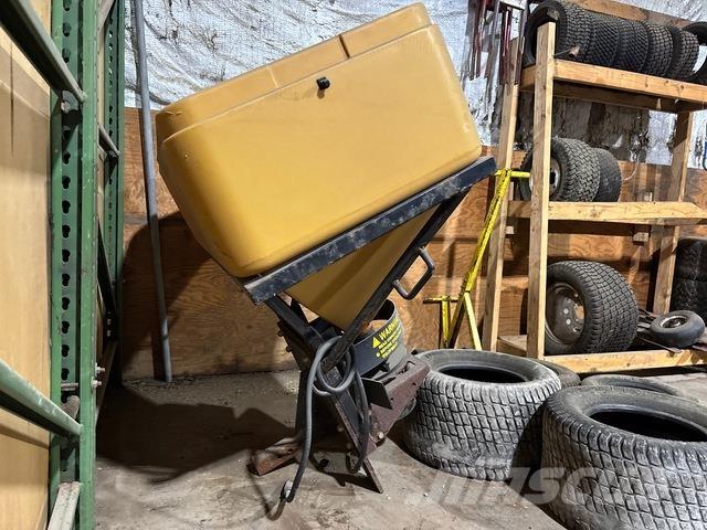  Trailhawk 750 Posipači soli i peska