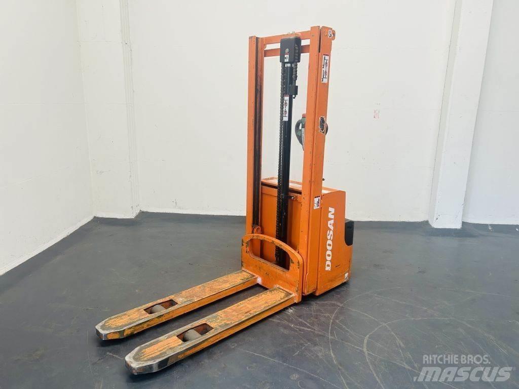 Doosan LEDS12.5C Ručni električni viljuškar