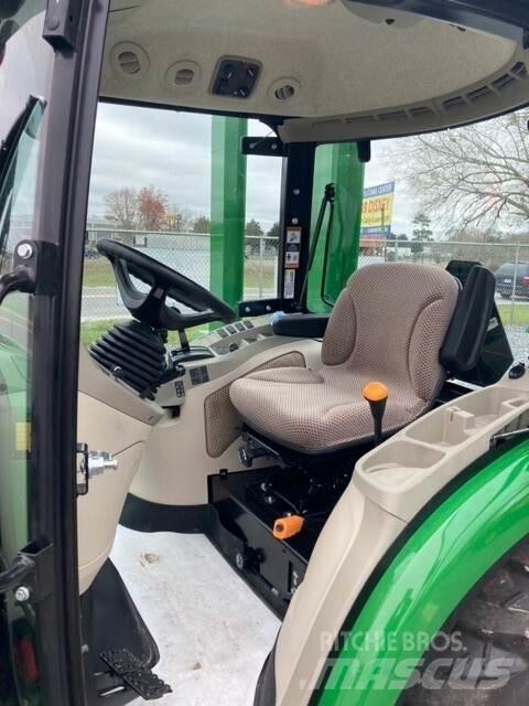 John Deere 3046R Traktori