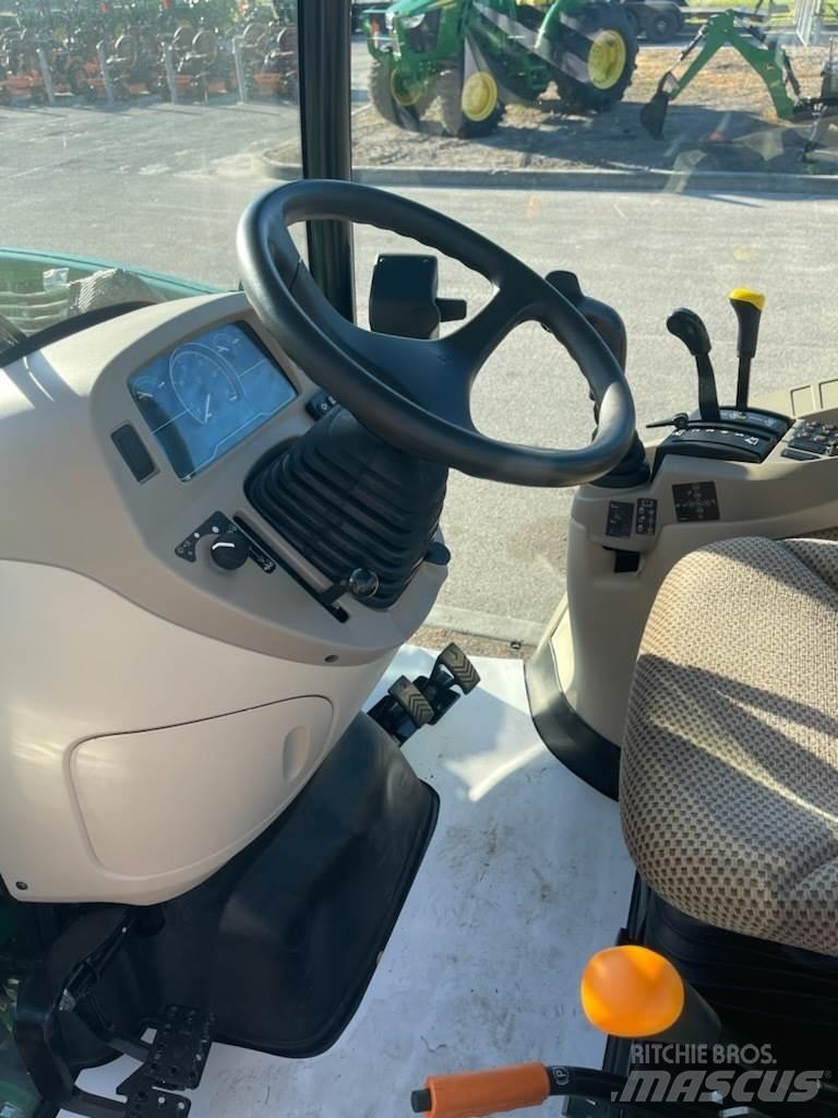 John Deere 3046R Traktori