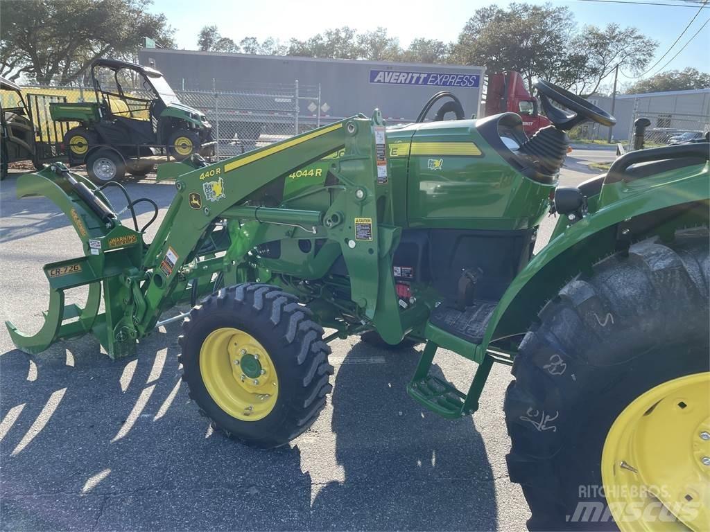 John Deere 4044R Traktori