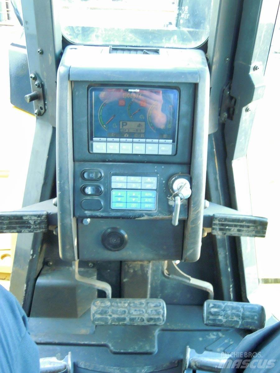 Komatsu D155AX-6 Buldožeri guseničari