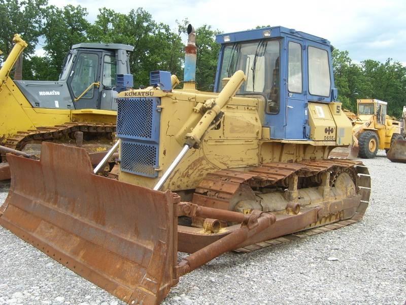 Komatsu D65E-8 Buldožeri guseničari