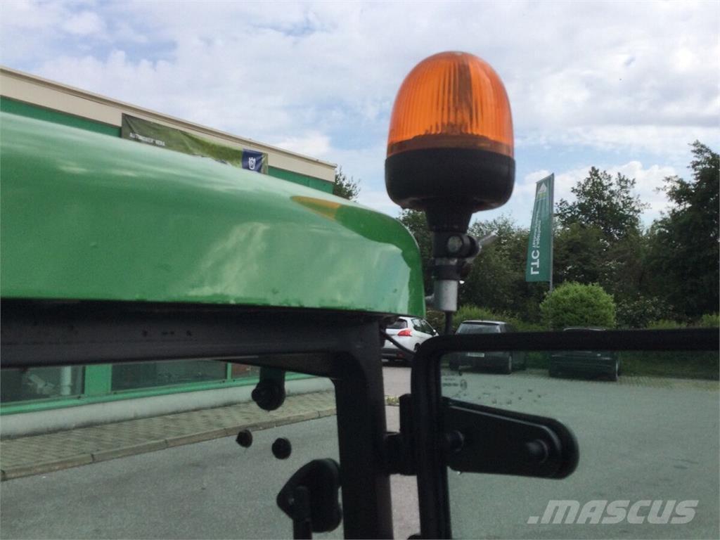 John Deere 1026R Traktori