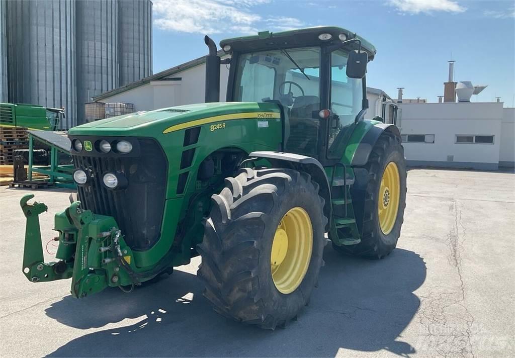 John Deere 8245R Traktori