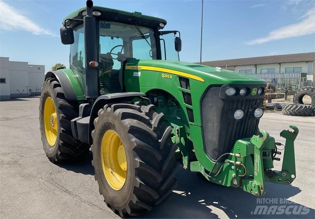 John Deere 8245R Traktori