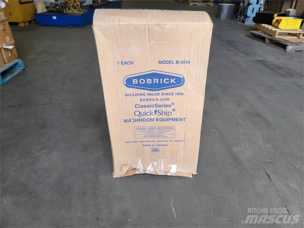  BOBRICK B-3644 Paletno široki kontejneri