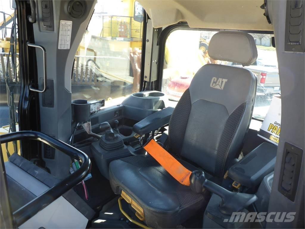 CAT D6 Buldožeri guseničari