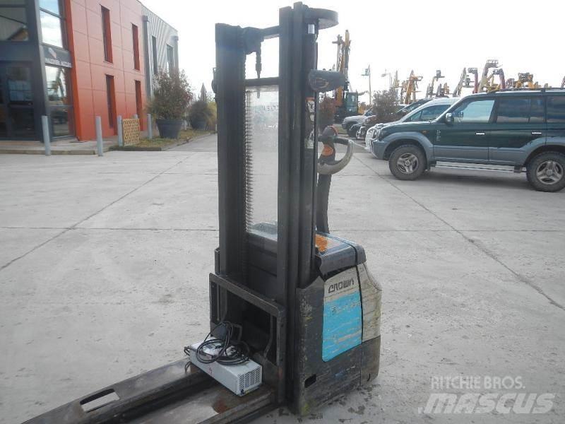 Crown ES 4000 Nisko podizni električni viljuškar