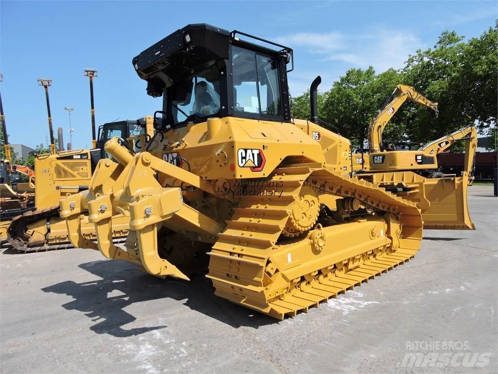 CAT D5 Buldožeri