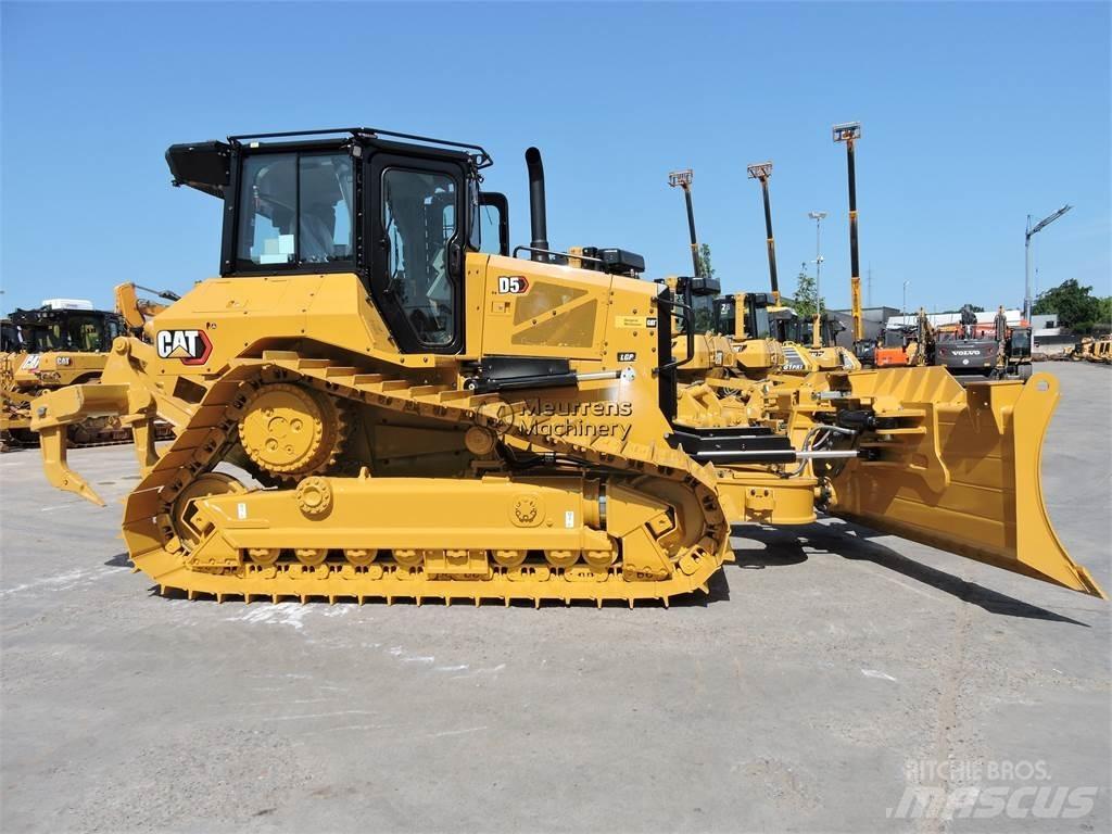 CAT D5 Buldožeri