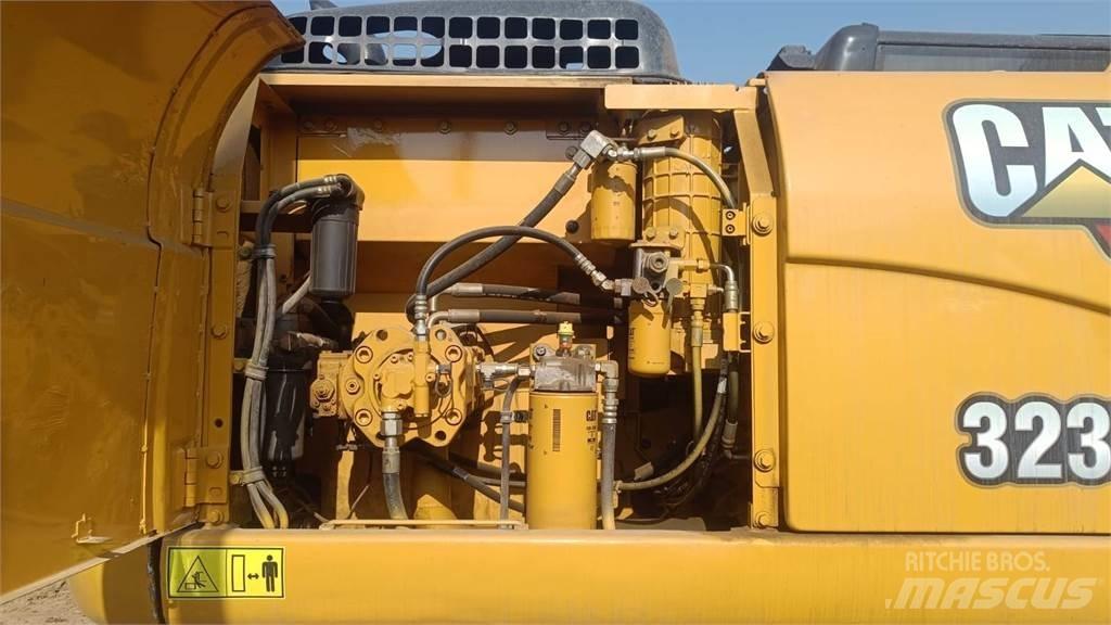 CAT 323D3 Bageri guseničari